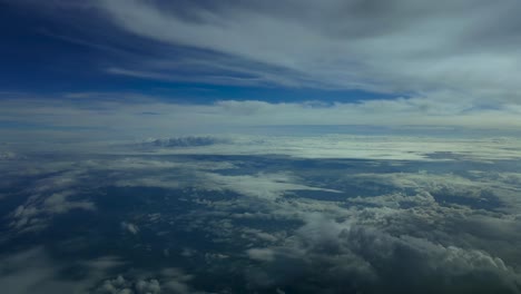 POV-Fliegen-In-Einem-Himmel-Voller-Wolken-Aus-Der-Sicht-Des-Piloten-Eines-Kampfjets