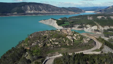 Órbitas-Aéreas-Abandonadas-Hace-Mucho-Tiempo-En-La-Cima-De-Una-Colina-Tiermas-Pueblo-En-La-España-Vasca