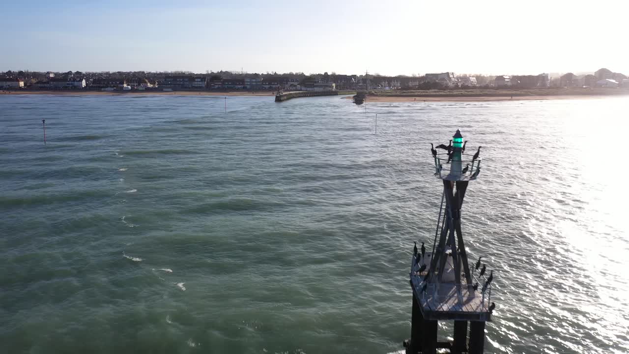 전경에 해양 표지가 있는 courseulles sur mer의 조감도