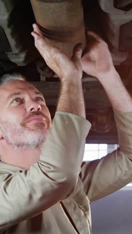 mecánico haciendo servicio a un coche