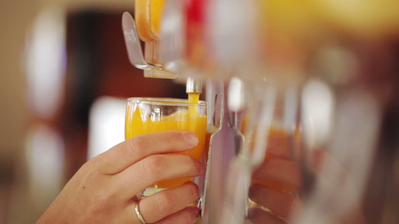 주스를 부어 넣는 것