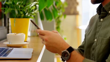 primer plano de un hombre usando un teléfono móvil en la mesa 4k