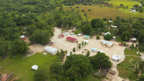 Vista-Aérea-Oscilante-De-Un-Pequeño-Pueblo-Guyanés