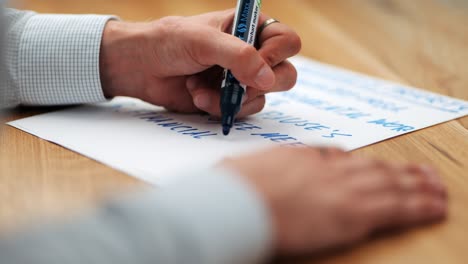 business-insight: die hand des menschen brainstormt strategisch und schreibt auf papier am arbeitsplatz