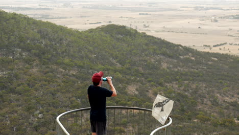 Hombre-Mirando-Desde-El-Parque-Nacional-You-Yangs,-Victoria-Australia