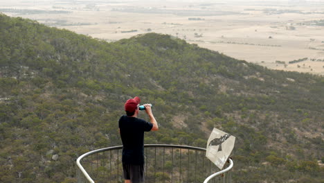 hombre mirando desde el parque nacional you yangs, victoria australia