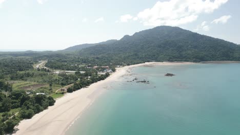 Hermosa-Vista-Aérea-Del-Drone-Paraíso-Telok-Melano-Sarawak,-Kampung-Telok-Melano-Fue-Una-Vez-Un-Refugio-Durante-Las-Tormentas-Marinas-Para-Los-Comerciantes-Desde-Sambas,-Indonesia-Hasta-Kuching