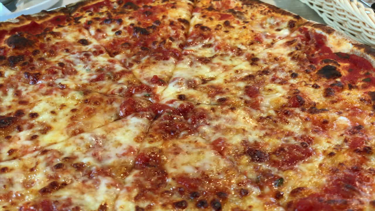 Inquadratura circolare di pizza margherita al formaggio