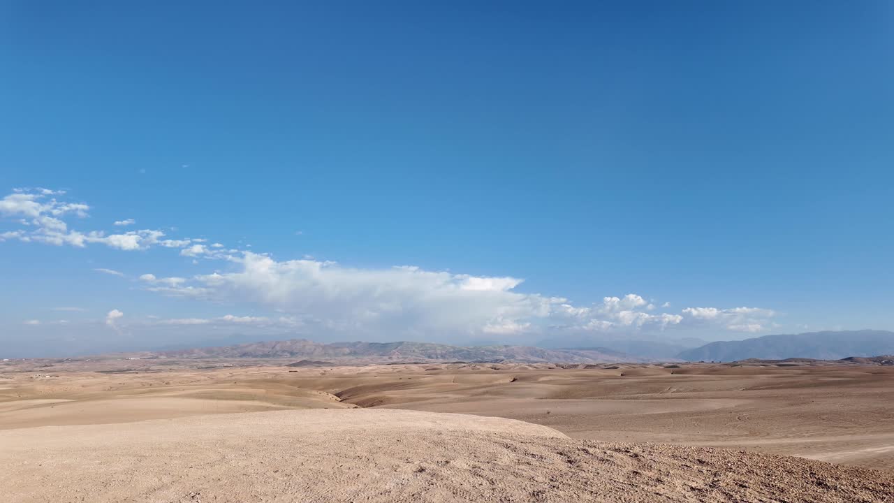 아가파이 사막의 먼 끝의 은 전망, 낮에는 은 하늘, 모로코