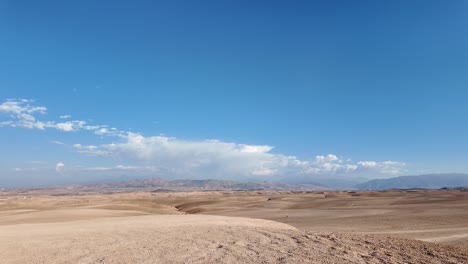 Klare-Sicht-Auf-Das-Andere-Ende-Der-Agafay-Wüste,-Klarer-Himmel-Während-Des-Tages,-Marokko