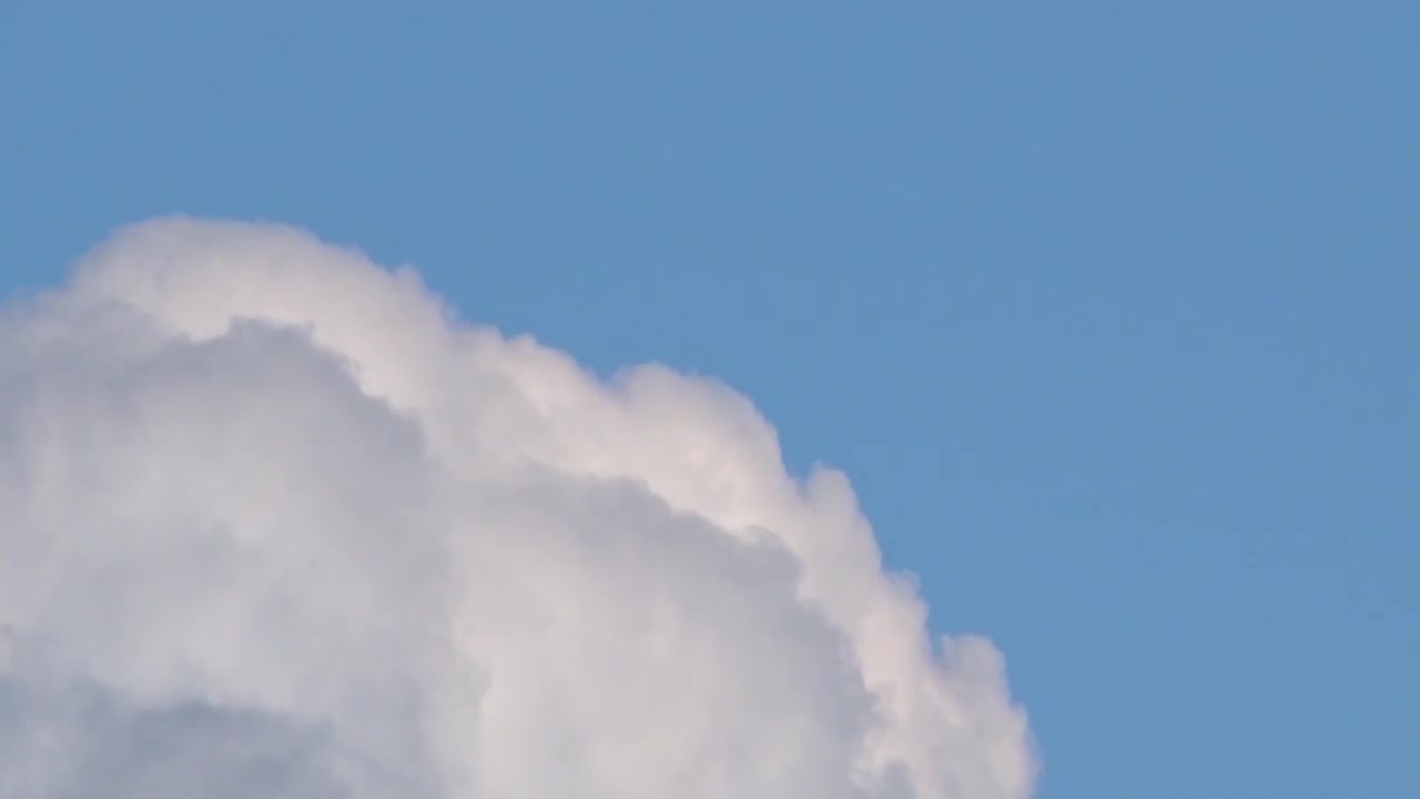De hvide skyer bevæger sig hurtigt på himlen, og kun den blå himmel forbliver, i time-lapse