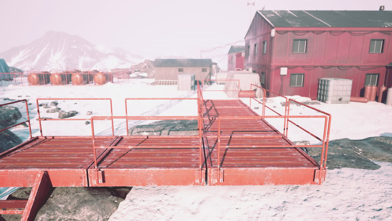 nieve alrededor del edificio de la estación polar en la antártida