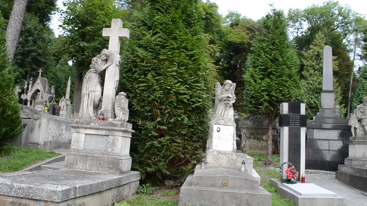 Sépultures dans un cimetière. Lviv, Ukraine. Le cimetière de Lychakiv, domaine historique et commémoratif (depuis 1991) à Lviv, dans le quartier historique de Lychakiv, l'un des plus anciens cimetières d'Ukraine.