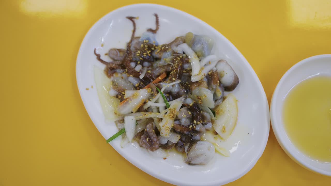 los tentáculos retorcidos del pulpo de brazo largo, servido en corea como plato de san-nakji
