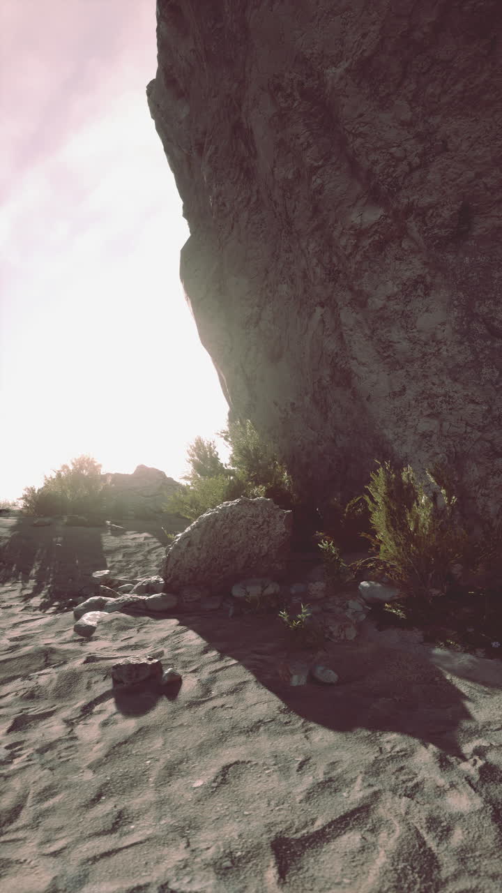 una gran formación rocosa en un paisaje desértico