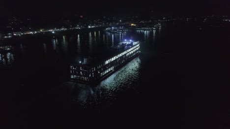 toma de drones de un lanzamiento moviéndose en un río por la noche