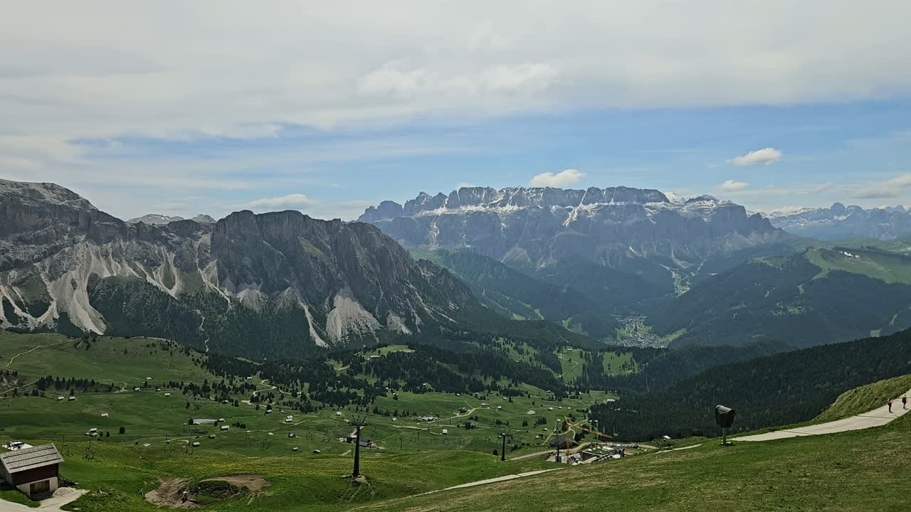 Wiesen an den Hängen von Odle - Geisler, mit Seceda, Sella-Gruppe und Sassolungo. Italienische Dolomiten