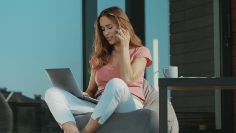 Vielbeschäftigte-Frau,-Die-Im-Freien-Mobil-Spricht.-Elegante-Frau,-Die-Am-Laptop-Mit-Mobiltelefon-Arbeitet.