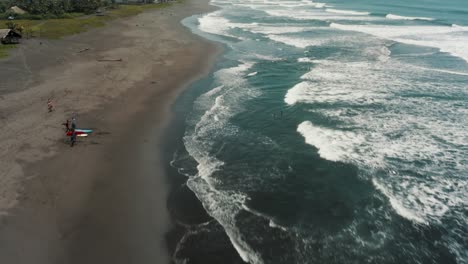 surfistas en la orilla de la playa el paredon un destino de surf de guatemala