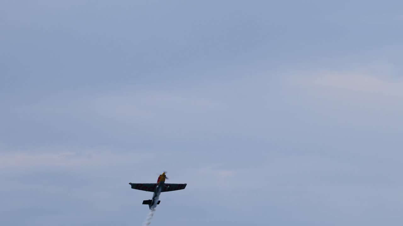 самолеты выполняют сложные маневры в облачном небе