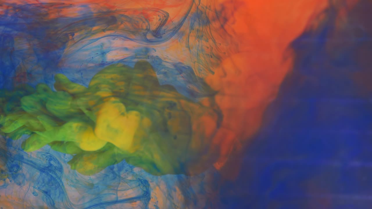abstracciones líquidas, la disolución de pintura azul, amarilla, roja y verde en agua.