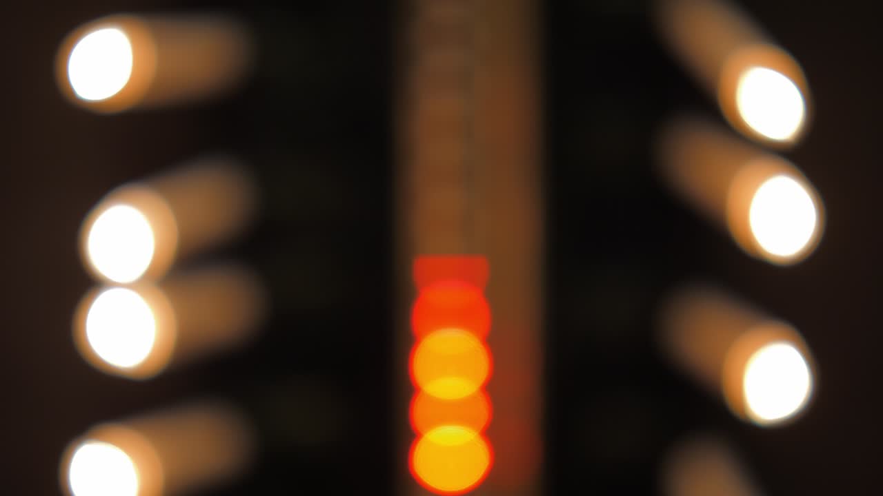 bokeh disparo de desenfocado borroso árbol de navidad luz que está parpadeando en negro