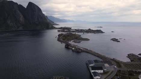 Los-Puentes-Unen-Las-Pequeñas-Islas-Con-Hamnoy-Noruega-En-Un-Brillo-De-Agua-Oscura-Y-Cristalina