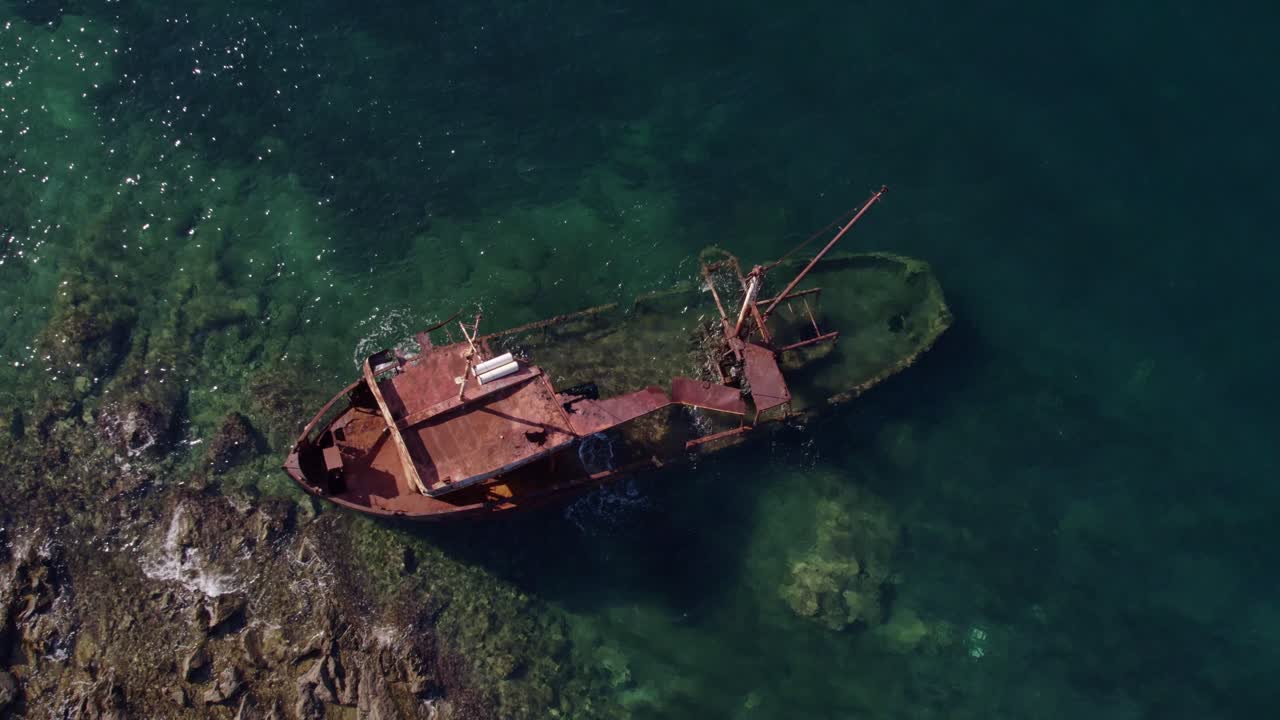 Vista aérea de un naufragio en el Mar Adriático en aguas turquesas, en la Bahía de Kotor.
