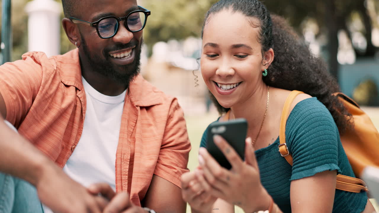 dos amigos riéndose de un teléfono inteligente