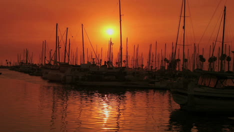 Ein-Hafen-Reflektiert-Das-Sonnenlicht-Während-Der-Goldenen-Stunde-Im-Zeitraffer