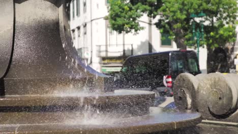 agua salpicando de una fuente de piedra