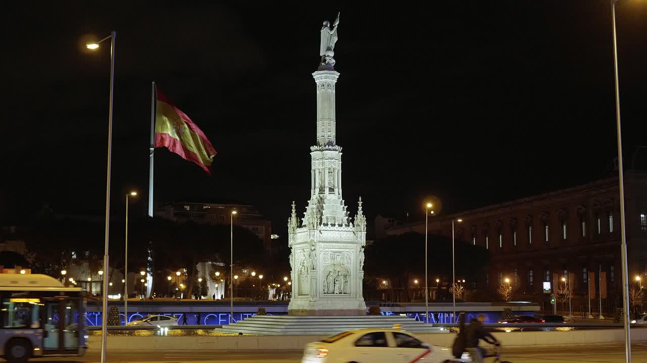 마드리드의 콜론 광장에 있는 기념비와 분수