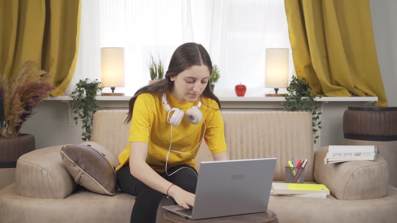 허리 통증을  ⁇ 고 있는 여성 학생.