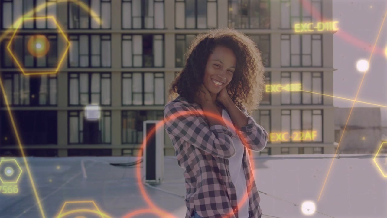 Donna che reagisce a esagoni tecnologici che le attraversano il viso su un tetto, posando e sorridendo per una promozione.