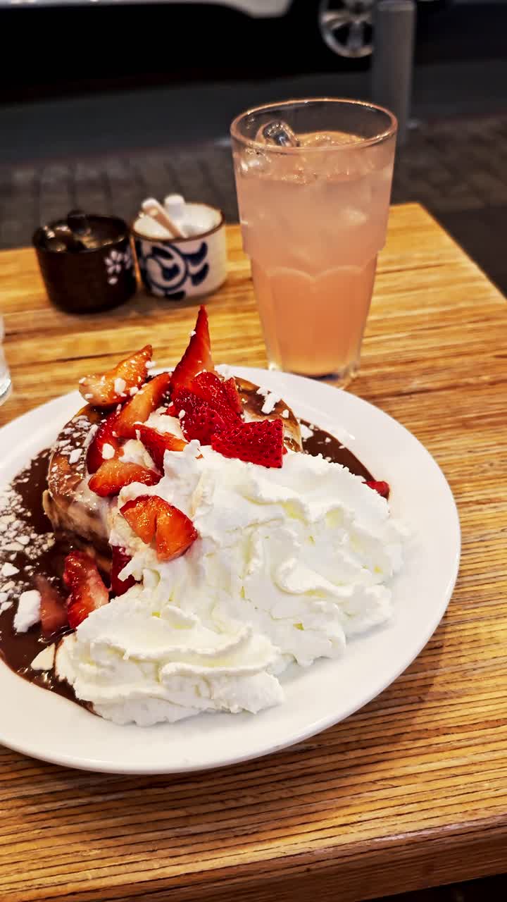 Deliziosi french toast con cioccolato e fragole.