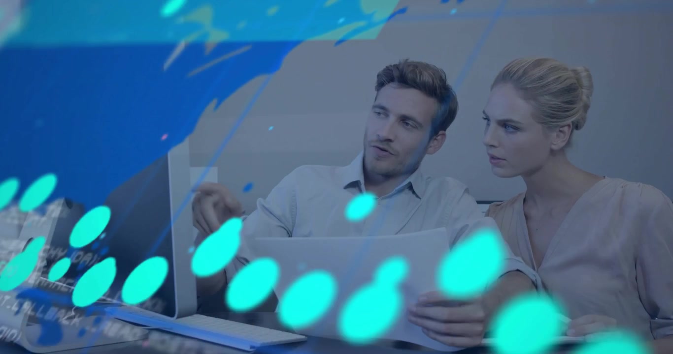 Uomo e donna seduti che esaminano un rapporto con una sovrapposizione di una mappa di punti dati in streaming che guida l'analisi aziendale.