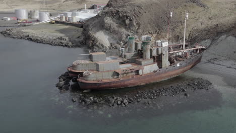 fantástica toma aérea en un círculo sobre los balleneros abandonados ubicados en hvalfjörður