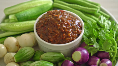 pasta de chile de pescado fermentado con verduras frescas - estilo de comida saludable