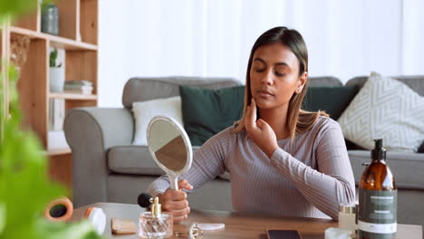 Espejo,-Cabello-Y-Mujer-En-Una-Sala-De-Estar