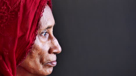 vista de perfil de una mujer madura