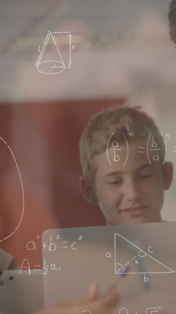 animación de ecuaciones matemáticas sobre niños de escuela y maestro masculino usando computadora portátil en el aula