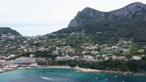 vista aérea de drones de positano, cerca de nápoles, italia