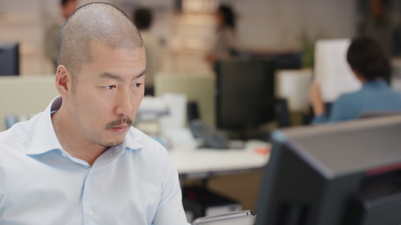 일본의 사업가 임원이 디지털 태블릿을 사용하여 컴퓨터에서 일하며 바쁜 회사 사무실에서 글로벌 데이터에 연결되어 성장과 성공에 헌신합니다.