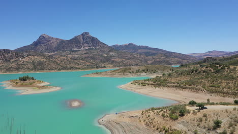 Aéreo---Lago-Artificial-De-Zahara-De-La-Sierra,-Cádiz,-España,-Gran-Tiro-Giratorio