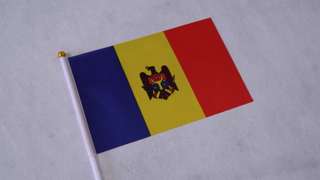 Bandera de Moldavia en primer plano sobre fondo blanco. Bandera nacional moldava