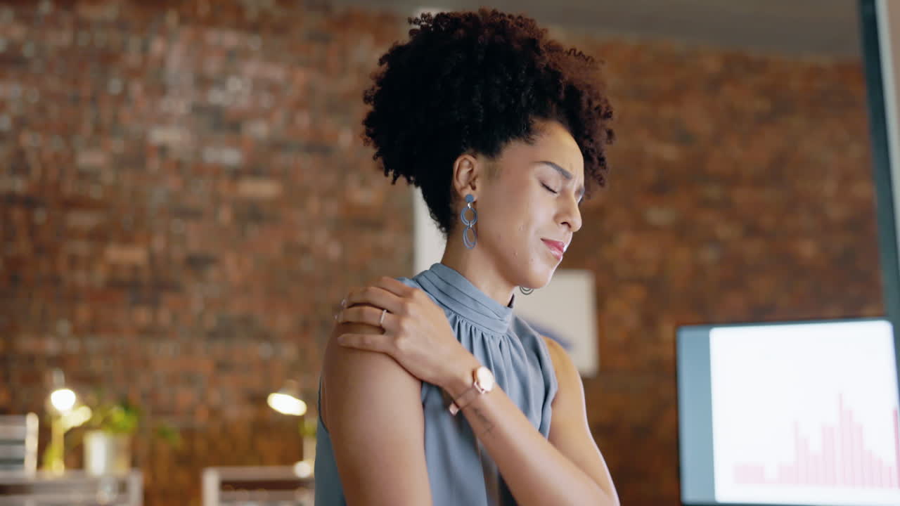 Shoulder pain, business woman