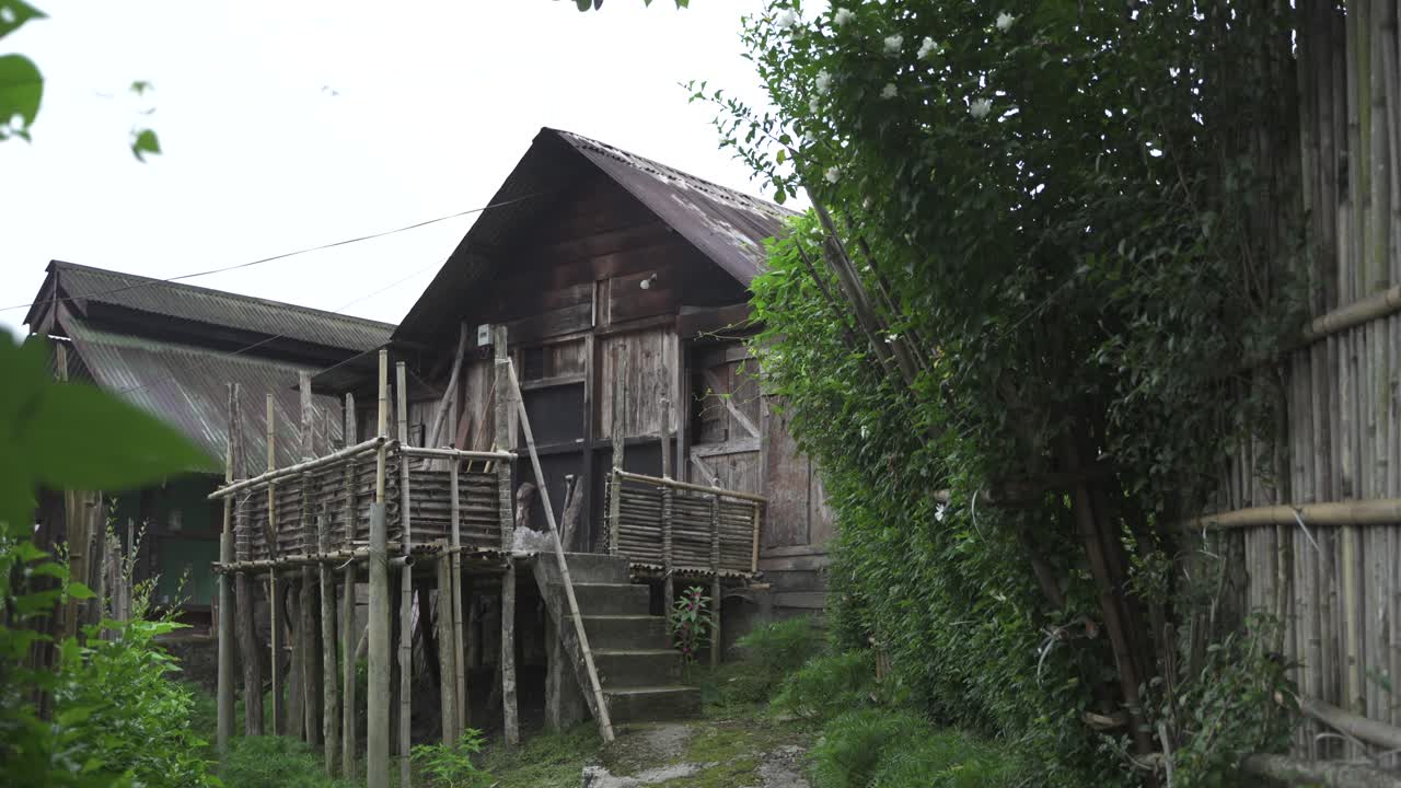 산악 지역의 자연적 다양성은 집과 도로입니다.