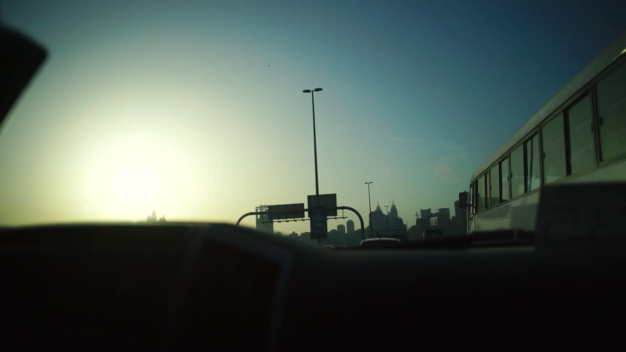 두바이 시 교통 차량에서 해가 뜨는 모습