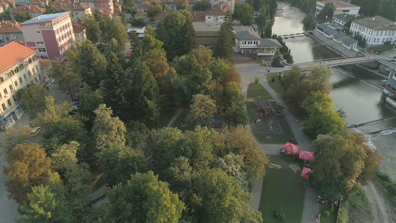 parque de la ciudad con antena de río en troyan -bulgaria