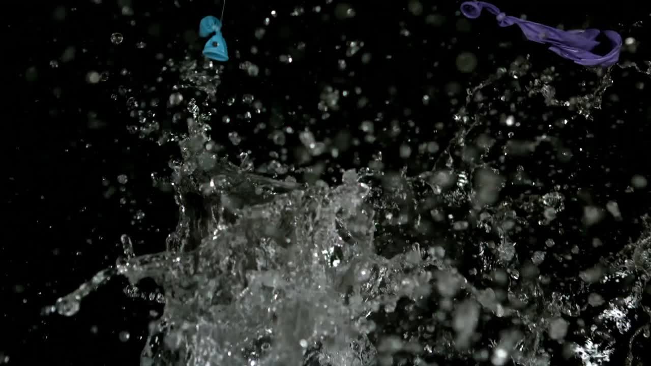 두 개의 큰 물 풍선이 폭발하고 있습니다.